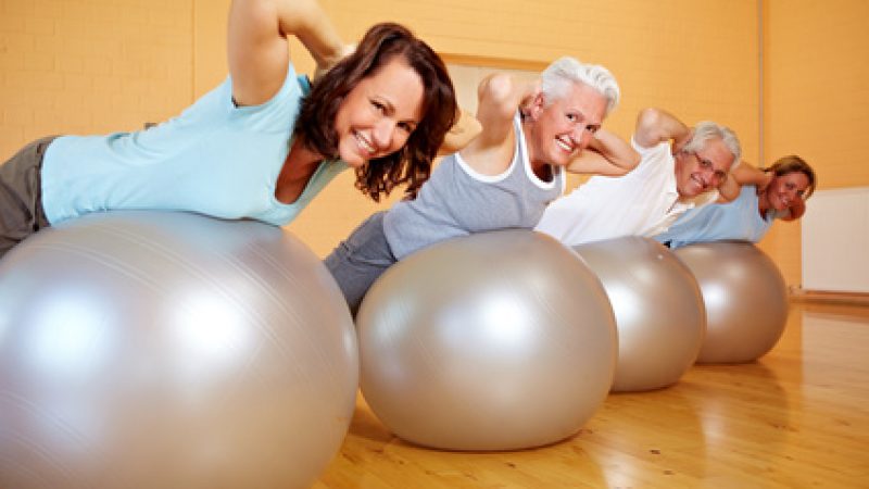 Rückentraining in Turnhalle